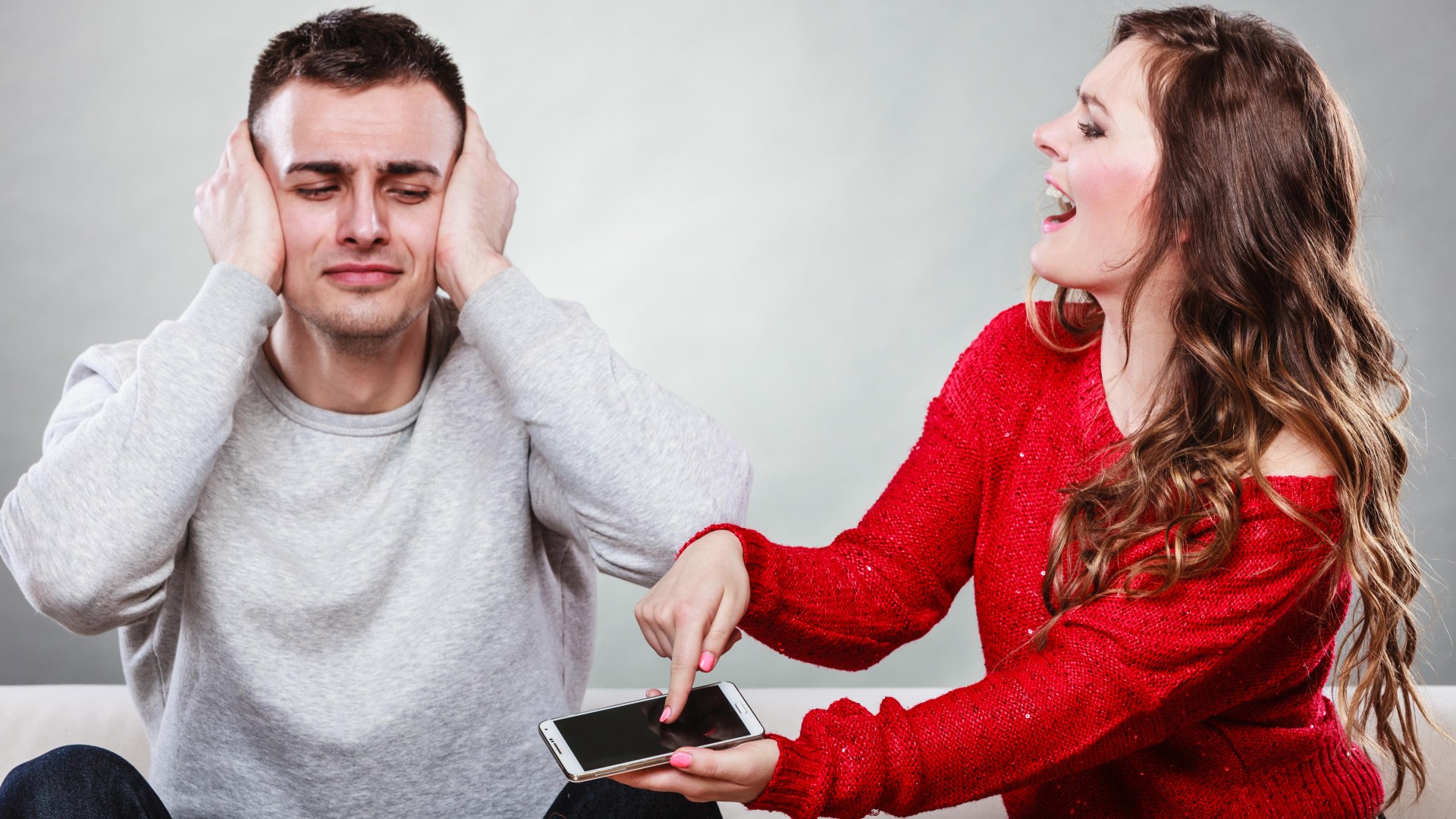 Почему он смотрит на других девушек